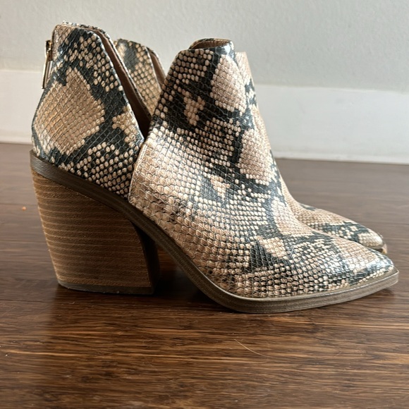 Vince Camuto - faux snake skin bootie - Picture 4 of 9